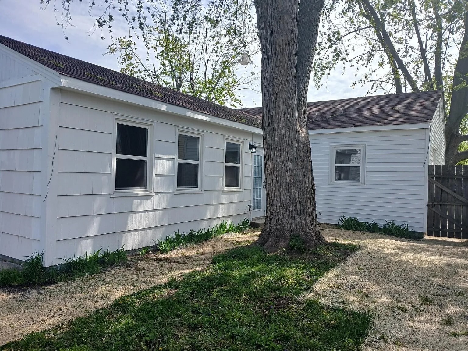 Building Photo - 7616 Walnut Ave