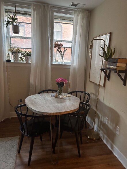 Building Photo - 615 W Hancock St