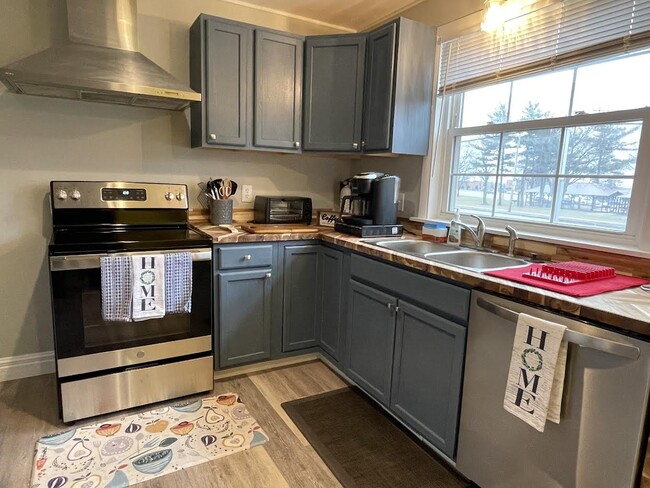 Fully equipped kitchen with electric stove/Oven/microwave/dishwasher - 160 Westfall Rd