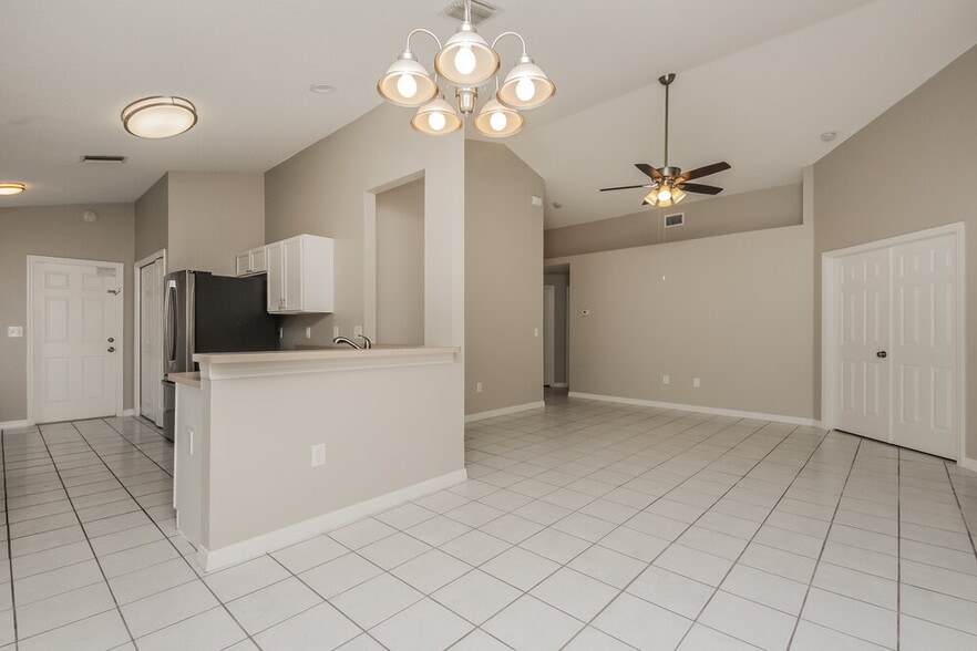 Building Photo - 1853 Wimbledon St