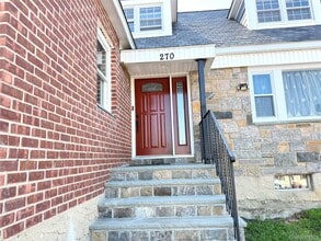 Building Photo - 270 Gainsborg Ave E