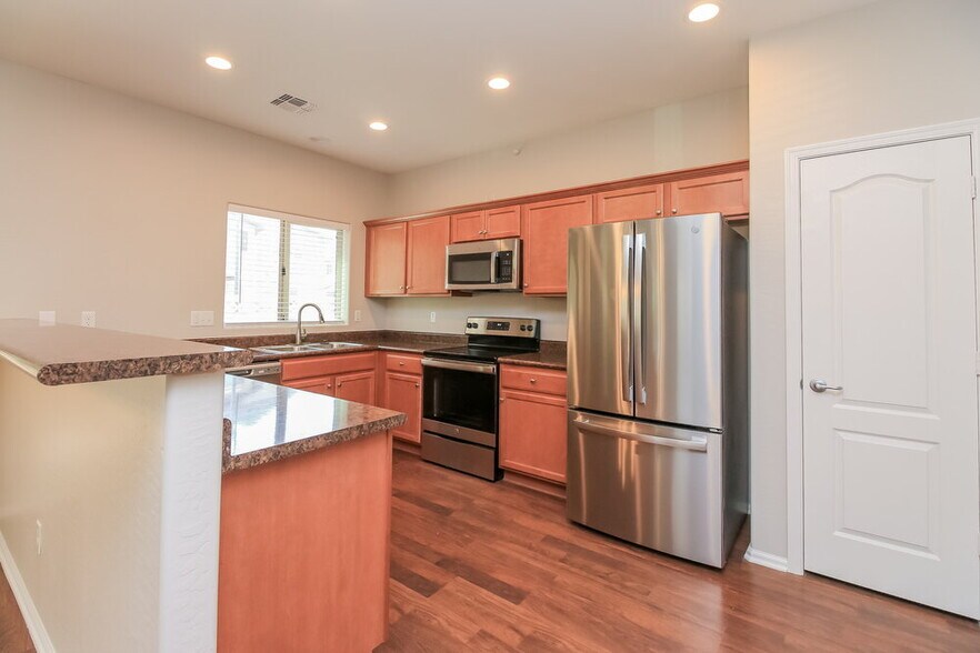 Building Photo - 899 S Pheasant Dr