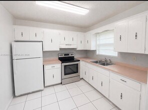 Building Photo - 5771 SW 36th Ct