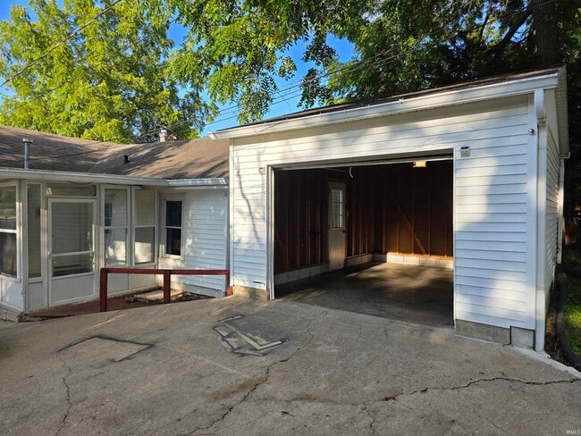 Building Photo - 506 E Hillside Dr