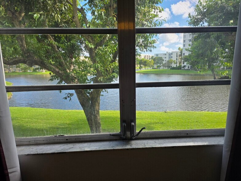 Master bedroom windows - 2222 N Cypress Bend Dr