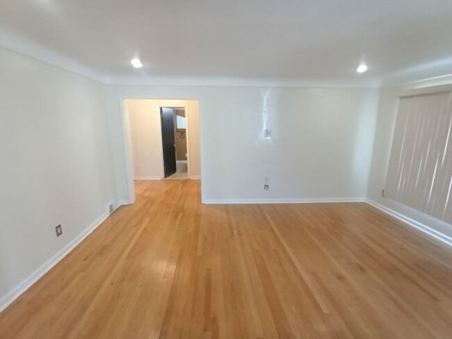Building Photo - Beautiful, sprawling, brick ranch - $1700/mo