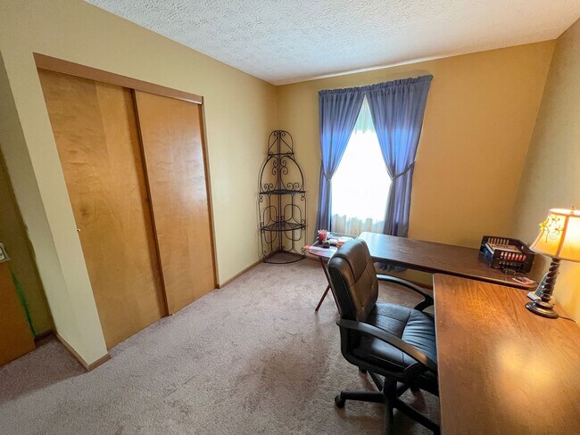 Building Photo - Stunning Rental Home in Indian Creek - Rey...