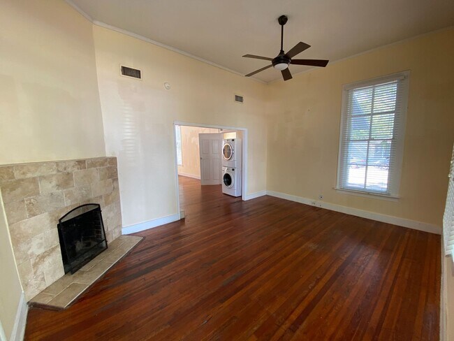 Building Photo - Charming & Updated 3 BR / 2 BA House Downtown & Walking Distance to the University of TX / Wood F...