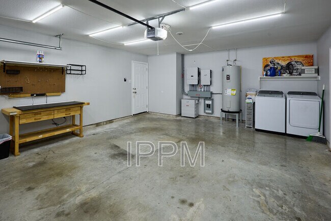 Building Photo - 1813 Lazy Lake Dr