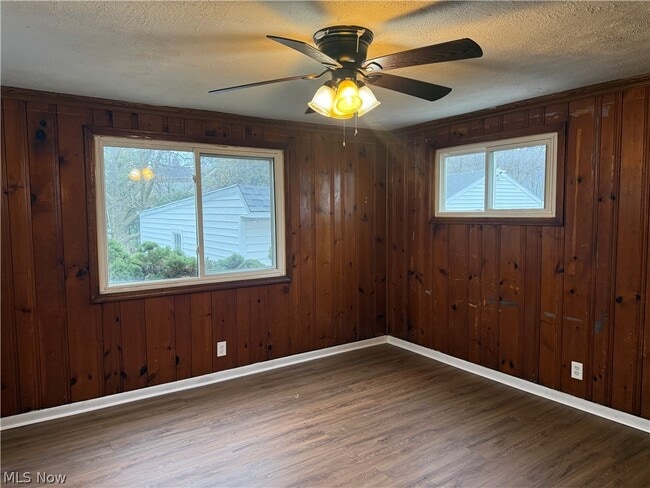 Building Photo - 1427 E 252nd St