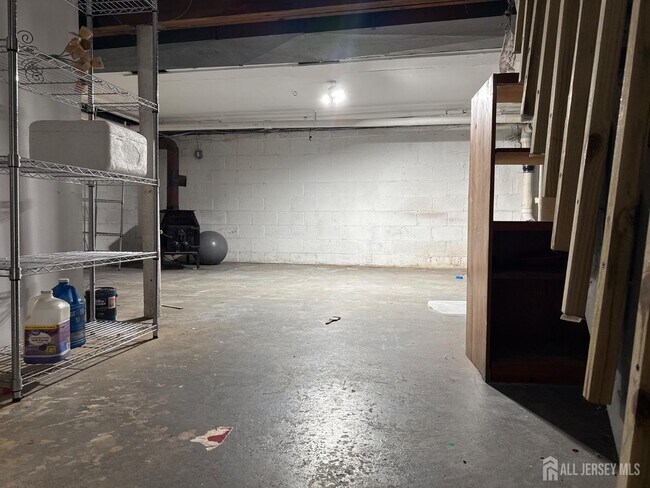 Building Photo - 355 Metlars Ln