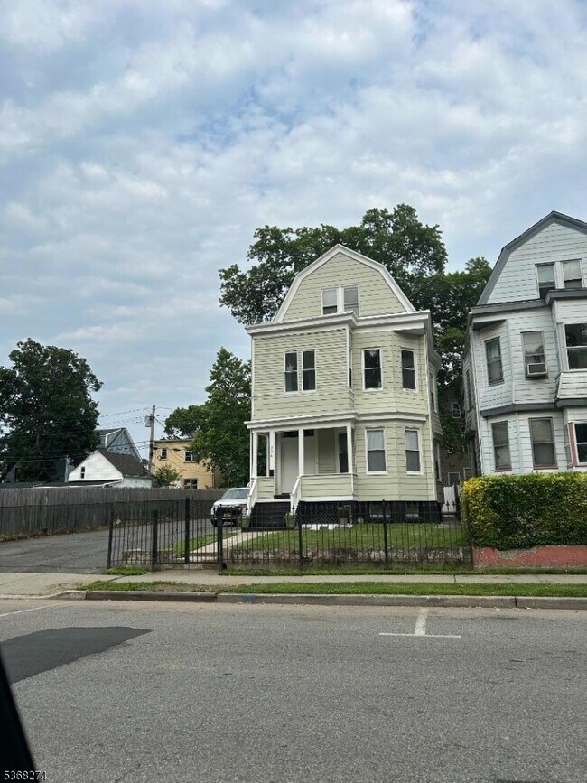 Primary Photo - 374 Halsted St