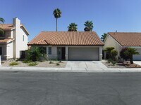 Building Photo - CUTE 2 BEDROOM/2 BATH HOME WITH FENCED IN ...