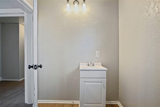 Building Photo - 907 N McKinley Ave