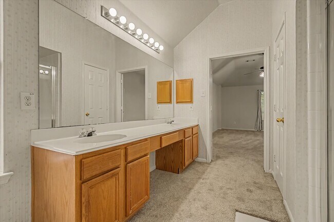 Building Photo - 10840 Sycamore Dr N
