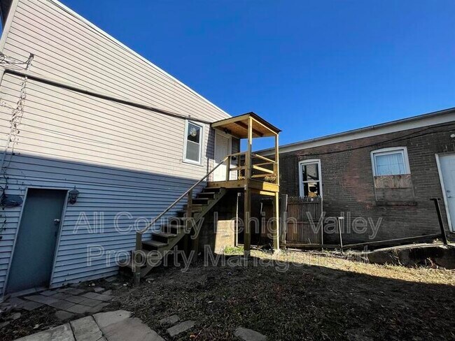 Building Photo - 217 Hobart St