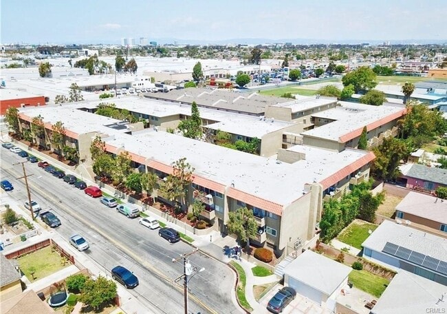 Building Photo - Spacious and bright Lawndale 2-Bed, 2-Bath...