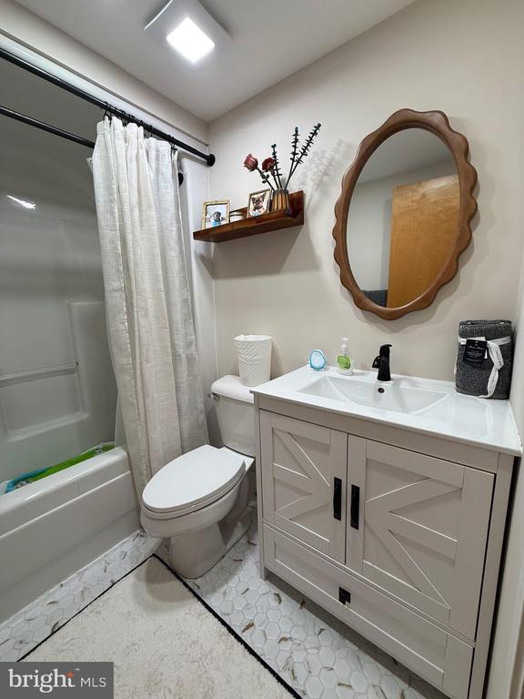 Building Photo - 7 N Christopher Columbus Blvd