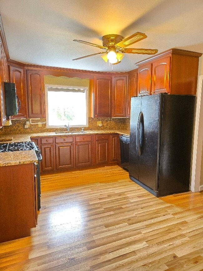 Building Photo - Lovely Colonial Home in Sharpley