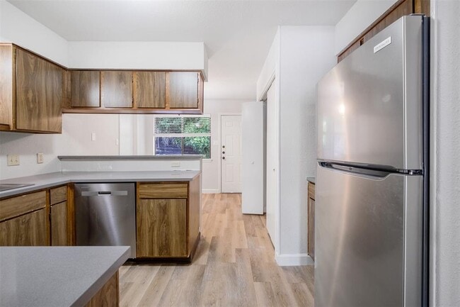 Building Photo - 6811 Thorncliffe Dr