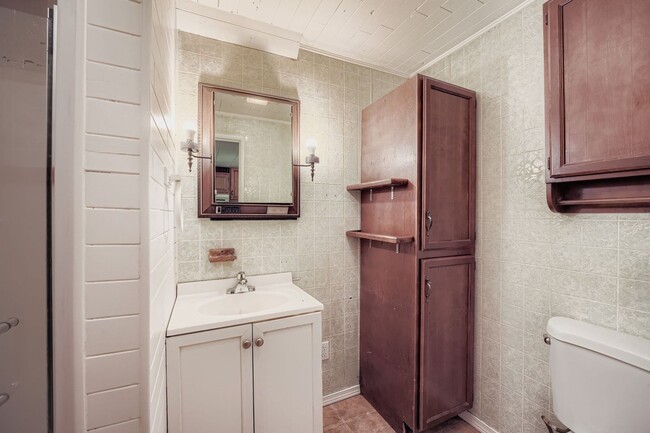 Building Photo - Spacious 1bed/1bath Unit with Garage Parking!