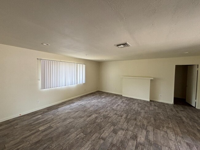 Building Photo - 7421 N Maple Ave