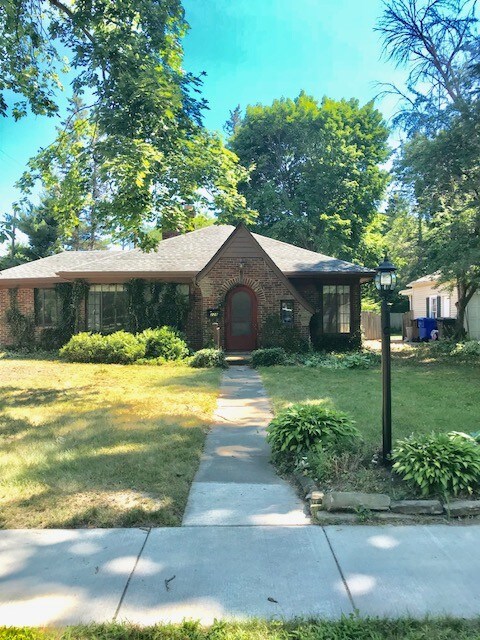 Building Photo - 228 W Nelson St