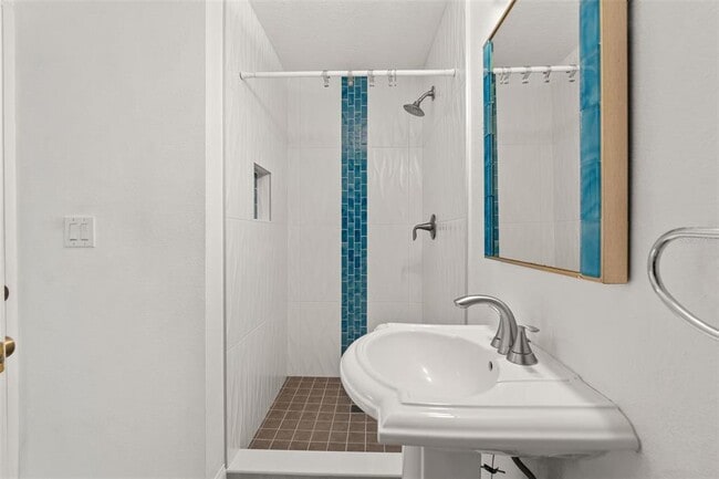 Building Photo - 2725 N Myrtle Ave