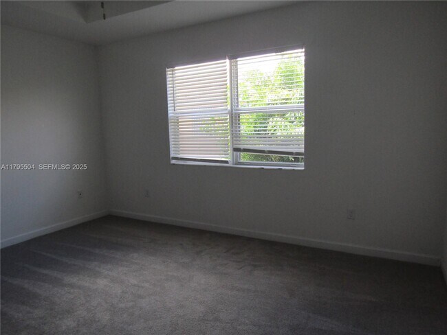 Building Photo - 1414 SE 26th Ter