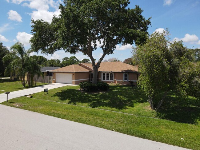 Building Photo - 790 SE Ablett Ln