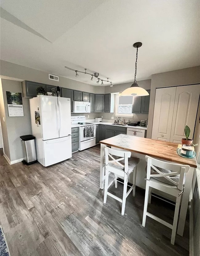 Kitchen with furnishings - 1661 S Cole St