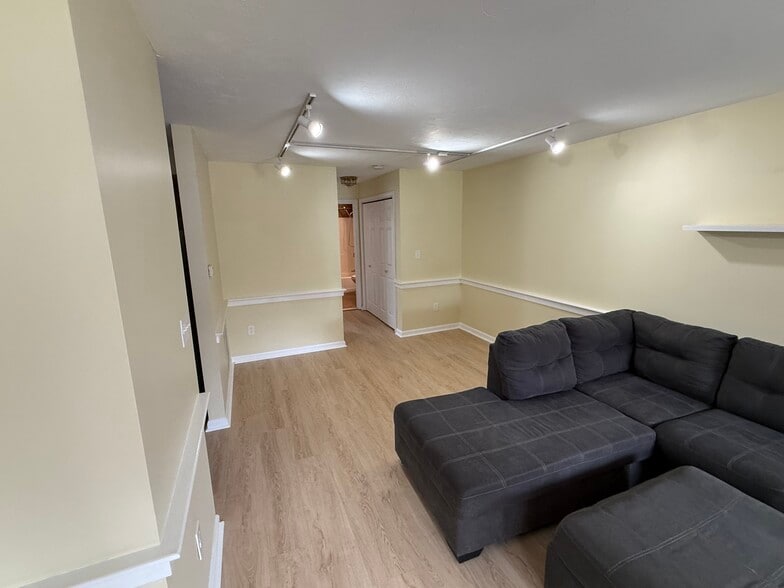 Building Photo - 48 Hobart Ln