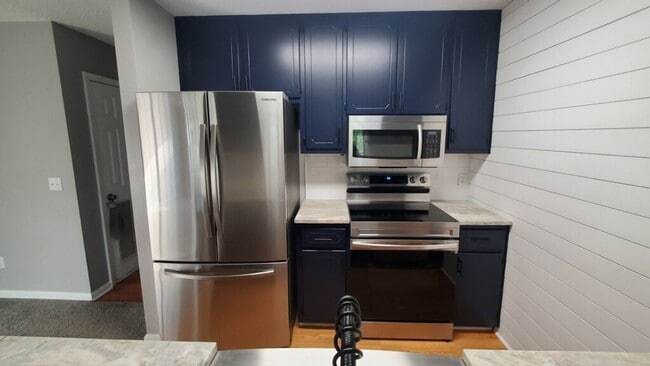 Building Photo - Available NOW-105 Pineridge Drive