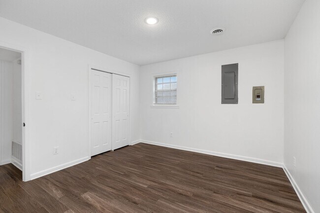 Building Photo - 5 bedroom 3 bath in Covington recently renovated just off the town square