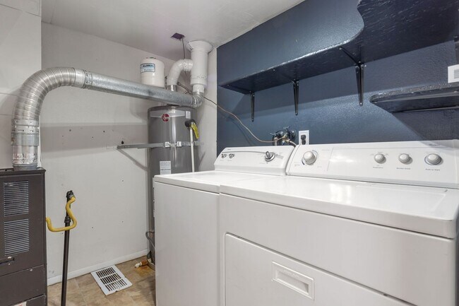 Building Photo - NEW CARPET - 3 Bed, 2 Bath Midvale Duplex with Garage