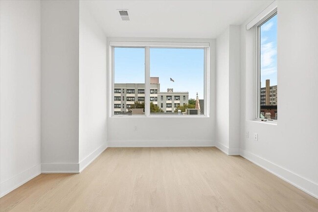 Building Photo - 303 Madison St