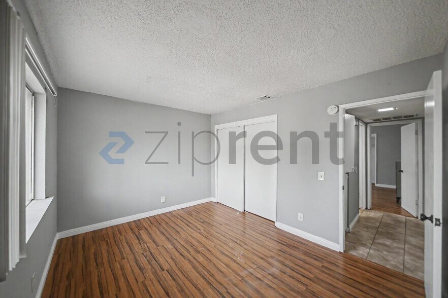 Building Photo - Unit D