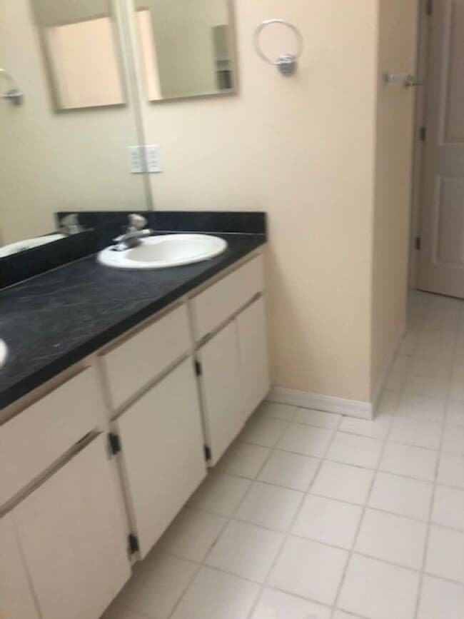 Building Photo - 4 Bedroom/2 Bath located in Broadmoor