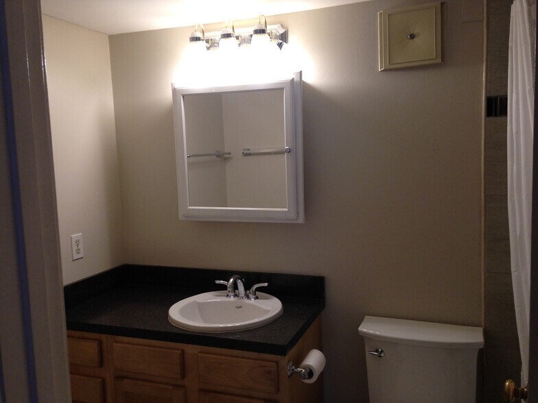 Building Photo - 809 Highwood Dr