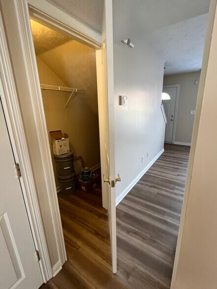 Building Photo - 6121 Upper Hunters Trace