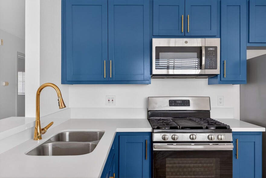 Building Photo - 921 Alamitos Ave