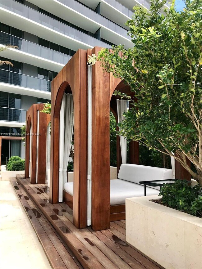 Building Photo - 801 S Miami Ave
