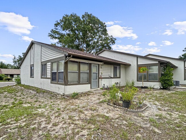 Building Photo - Beautifull 2-Bedroom End-Unit Villa in Palm Harbor!