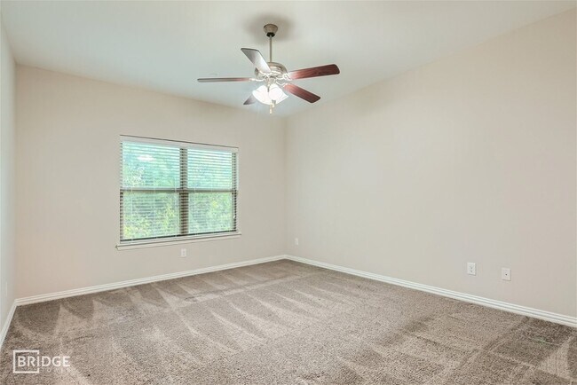 Building Photo - 1313 Lakecrest Ln