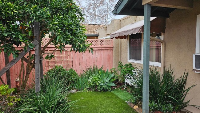 Building Photo - 10216 Princess Sarit Way