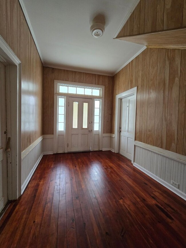 Building Photo - 403 W Hampton Ave