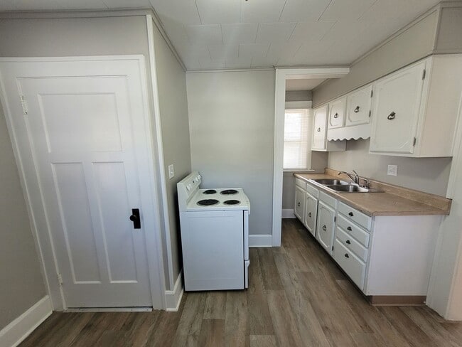 Building Photo - 2 Bedroom, 1 Bathroom home with hardwood!