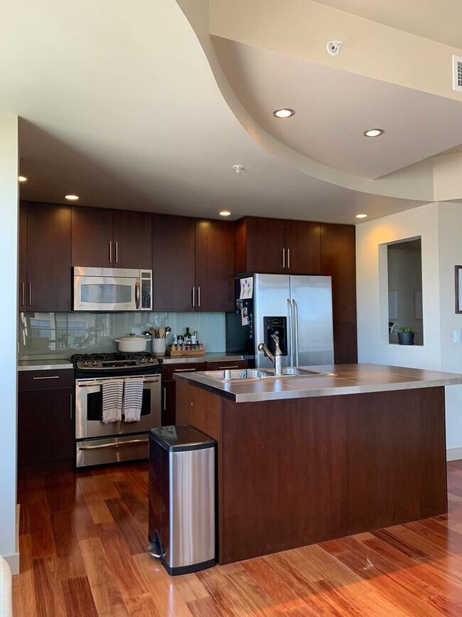 Building Photo - Stunning 1 Bedroom Condo in the Heart of Downtown/South Lake Union!
