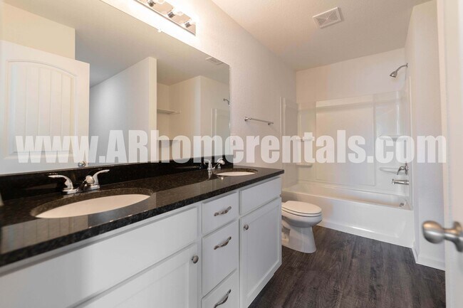 Building Photo - Large 4 Bedroom Home!