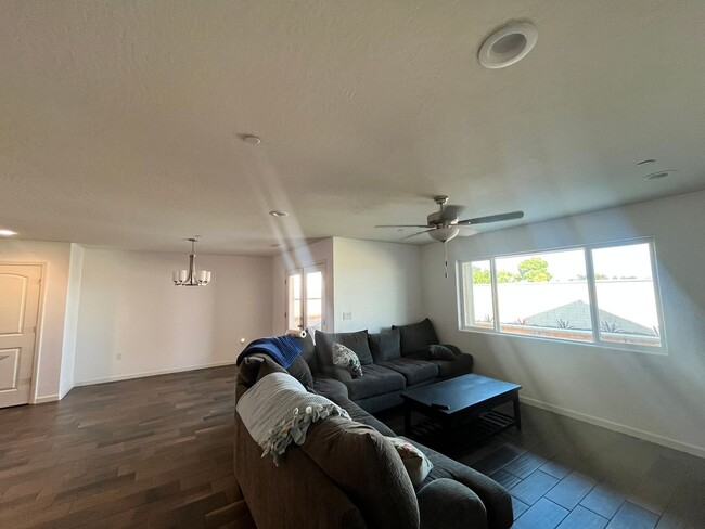 Building Photo - 1517 S Barberry Pl